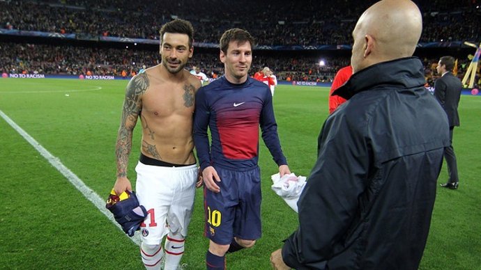 Leo Messi y Ezequiel Lavezz tras el Barcelona - Paris Saint Germain