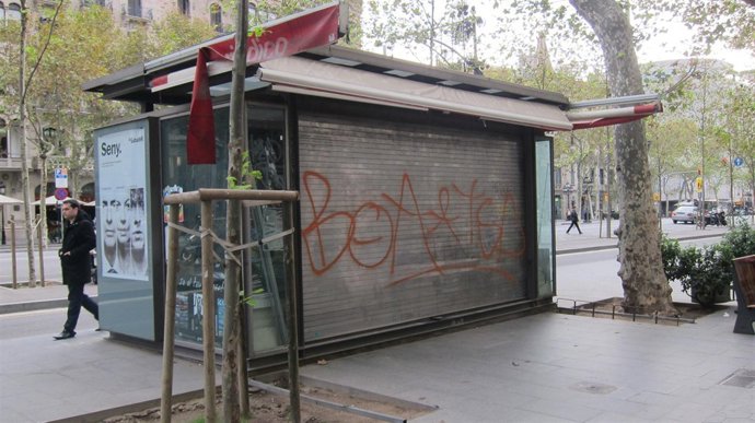Quiosco cerrado por huelga general en Barcelona el 14 N del 2012