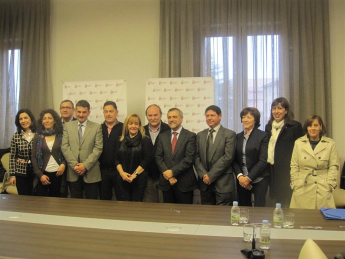Isabel Carrasco, junto a los representantes de 14 ayuntamientos en la firma 