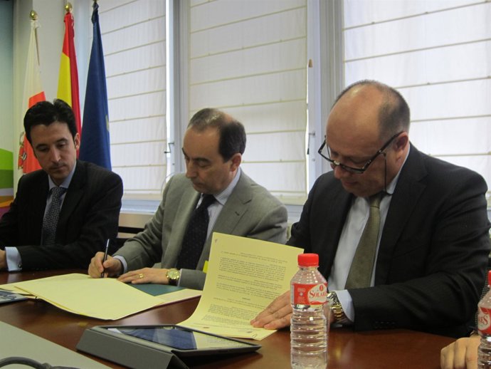 Firma del convenio entre Educación y EDP