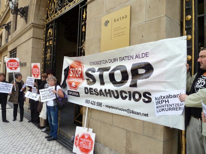 Concentración Stop Desahucios ante la sede de Kutxa