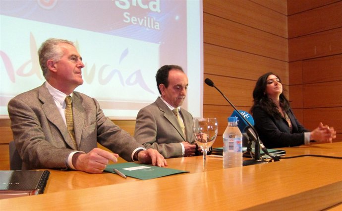 Firma acuerdo Consejería de Turismo e Isla Mágica.