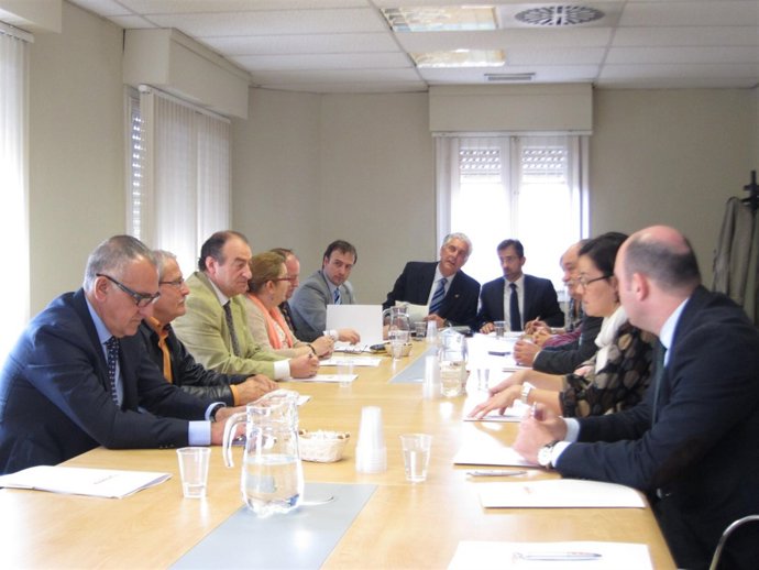 El consejero Antonio Suárez reunido con representantes de la FAMCP este jueves