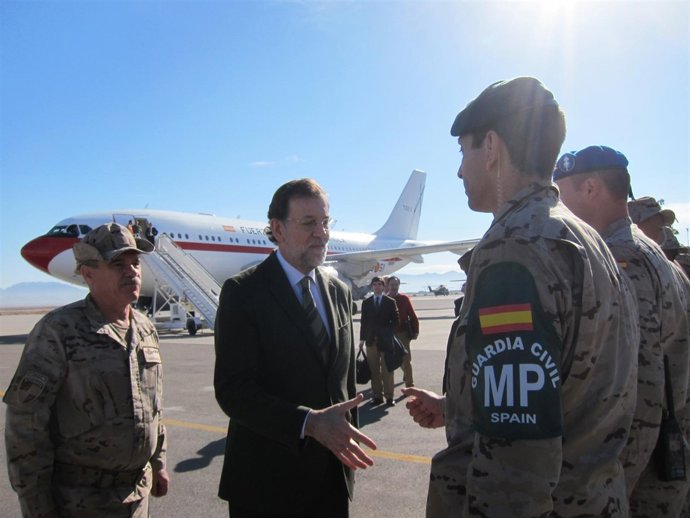 Rajoy saluda a un Guardia Civil en Herat en su visita a Afganistán en Navidad