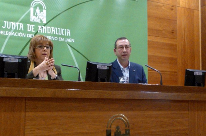 Juan Antonio Sáez (d), junto a Purificación Gálvez, habla del CTM de Bailén.