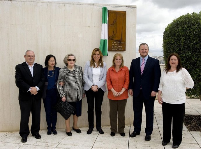 Susana Díaz, en el centro, durante el homenaje