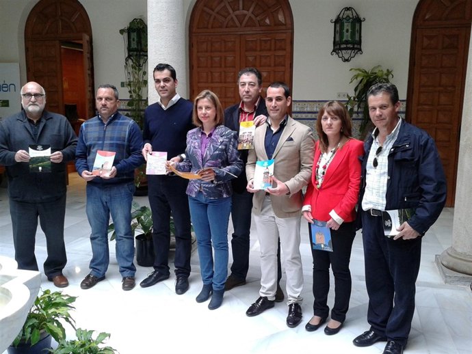 Sabalete, en el centro, con los alcaldes de los pueblos de El Conddado.