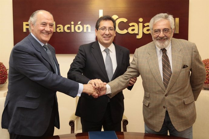 Ramón Valencia, Antonio Pulido y Eduardo Canorea, en la firma del convenio