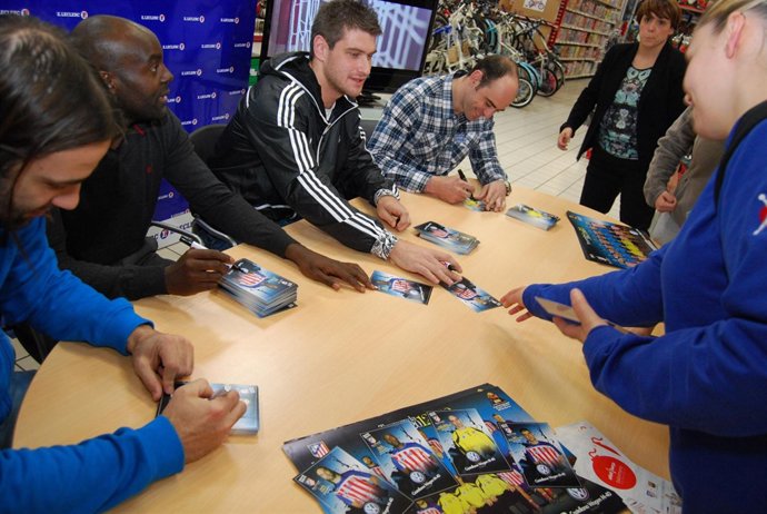 Atlético del Madrid Balonmano firmando autógrafos