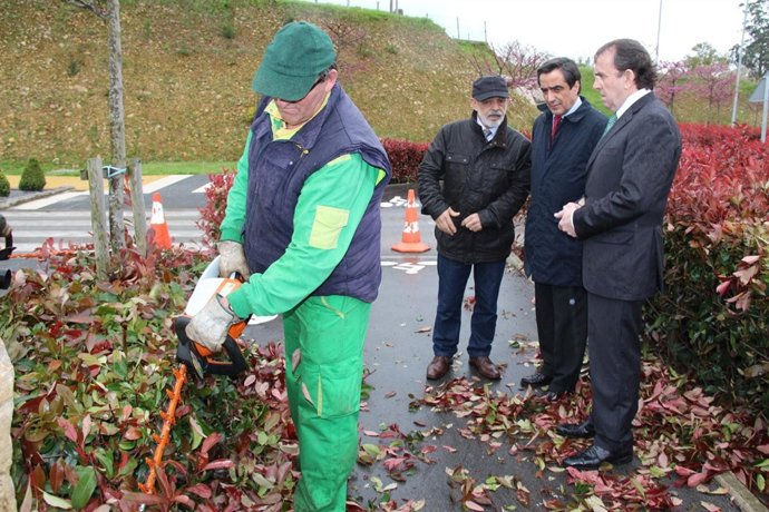 El alcalde comprueba el funcionamiento de las nuevas máquinas del SERCA