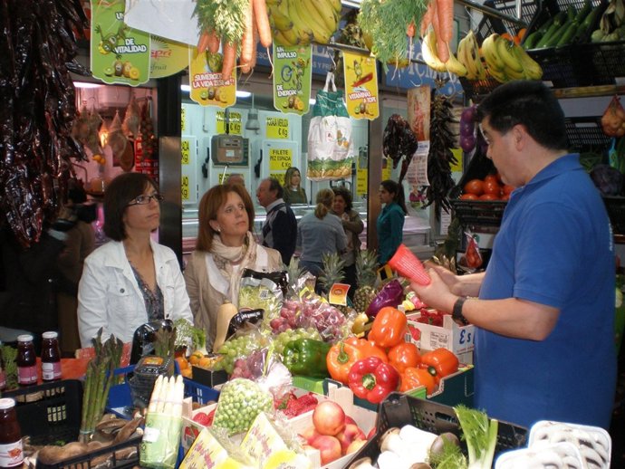 Las concejalas del PSOE María Gámez y Begoña Medina en el mercado de El Palo