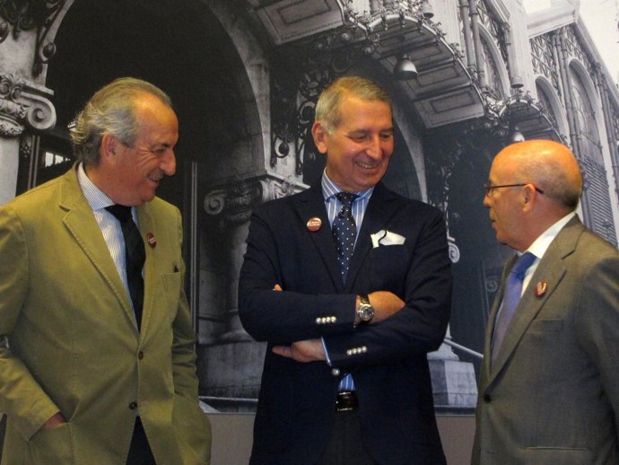 Vicente Simó Conversa Con Otros Dirigentes De Pro Banco Valencia.