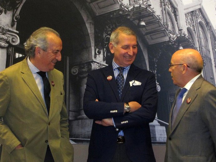 Vicente Simó Conversa Con Otros Dirigentes De Pro Banco Valencia.