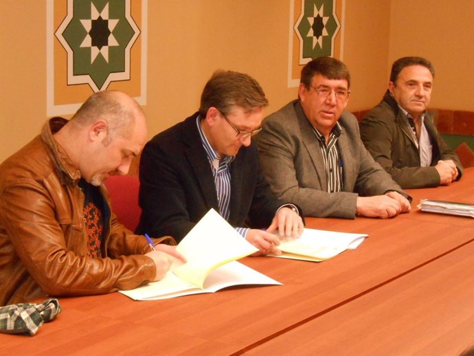 Firma del convenio entre Comarca Comunidad de Teruel y  festival Poborina Folk