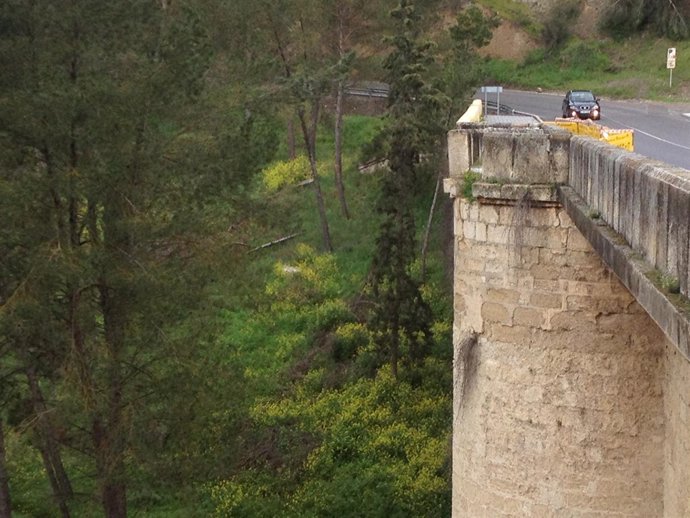 El puente de Benamejí con vallas en la zona afectada