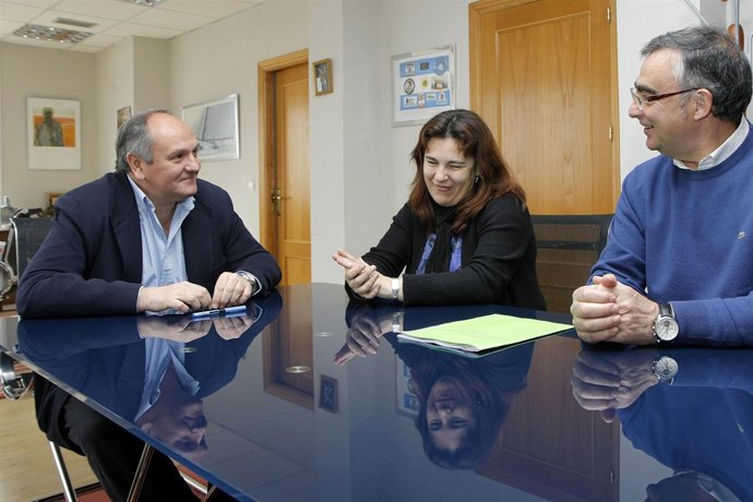 El consejero de Medio Ambiente y Urbanismo con la alcaldesa de Cabezón