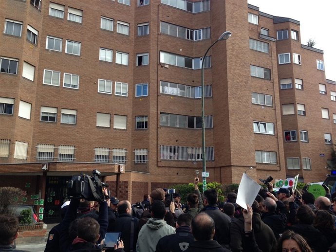 ACTIVISTAS ANTIDESAHUCIO FRENTE A LA CASA DE LA DIPUTADA RODRÍGUEZ SALMONES