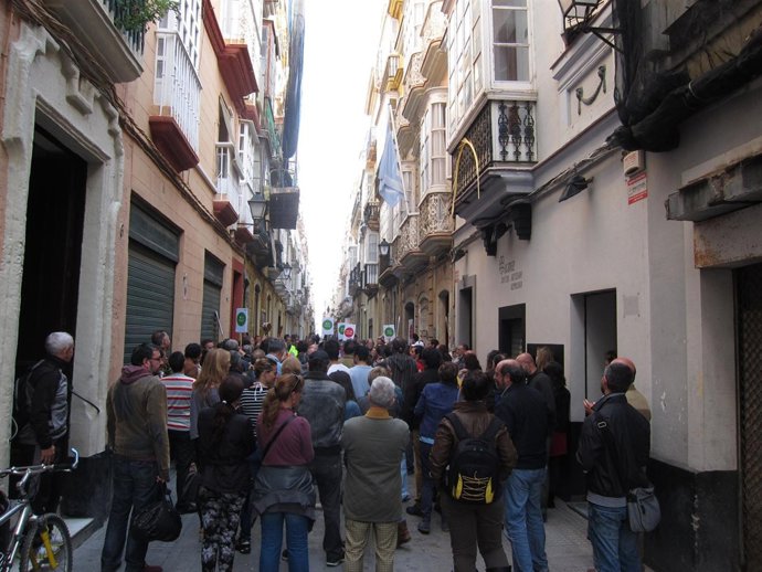 Escrache ante la sede del PP en Cádiz