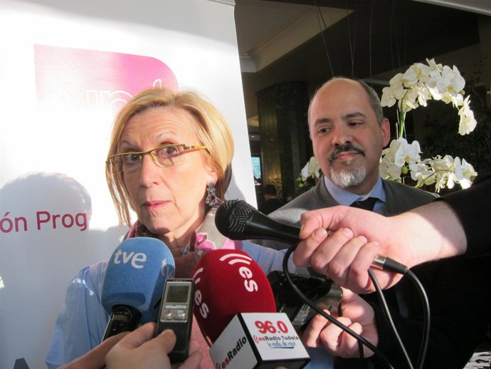 La portavoz de UPyD Rosa Díez en Pamplona atendiendo a los periodistas