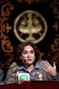 Colau ve una "vergüenza" las sanciones del Gobierno a participantes en 'escraches'