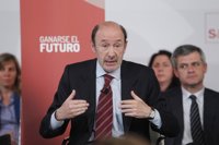 Rubalcaba se declara republicano pero rechaza debates sobre la Monarquía