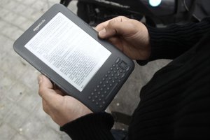 Un Hombre Lee En Un Ebook