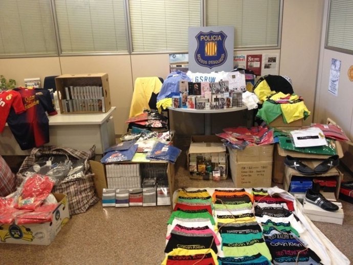 Género falsificado intervenido en una parada del mercado de Santa Oliva