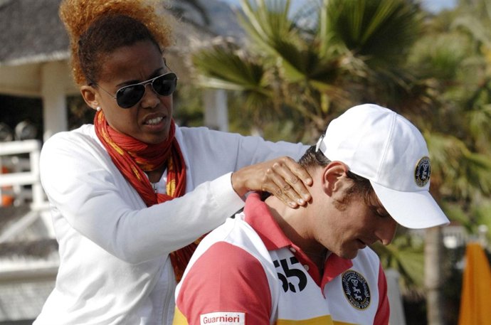 Luis Medina mientras recibe un masaje en el cuello