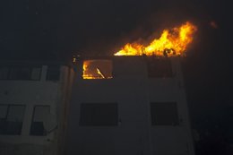 Espectacular incendio en Bermeo (Bizkaia)