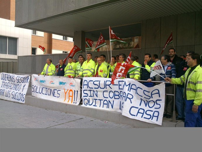 Concentración de trabajadores de Acsur ante Emacsa