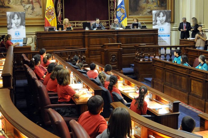 Pleno infantil en el Parlamento de Canarias              