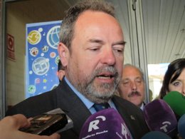 Labrador atiende a los medios