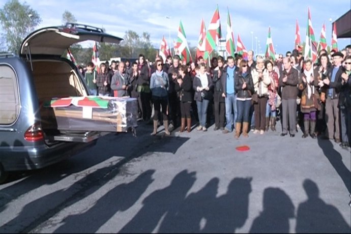 Recibimiento al féretro de 'Thierry' en Sondika