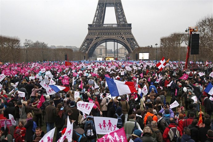 Miles de personas se manifiestan en París contra el matrimonio homosexual
