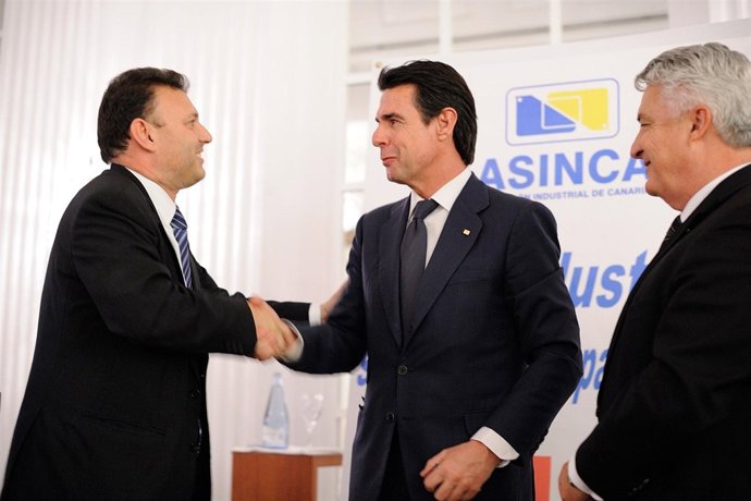 Asinca entrega su insignia de oro al ministro Soria