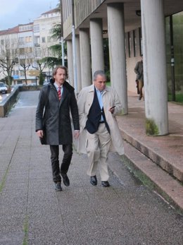 Antonio Carril, policía local de Santiago, junto a su abogado en el juzgado
