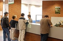 Varias personas sellan la cartilla del paro en una oficina del SNS