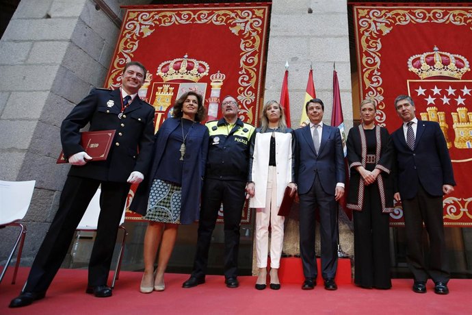 Ignacio González con policías galardonados