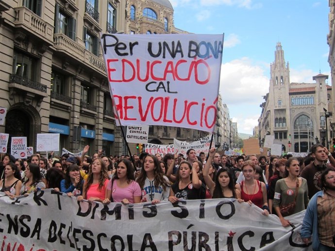 Miles de estudiantes protestan contra los recortes en Barcelona