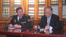 El subdelegado del Gobierno, Enrique Pérez Viguera, y el comisario Placer.