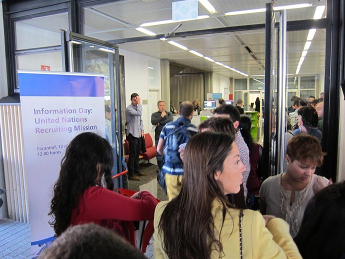 Colas para asistir a la charla de la ONU en la UPV