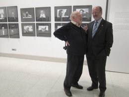 Muchnik (izq) conversa con Javier León de la Riva ante sus retratos