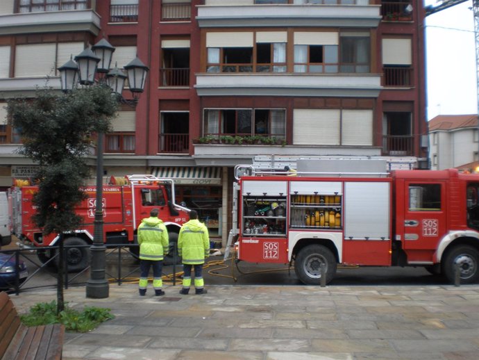 Rescate De Bomberos Tras Un Incendio En Selaya (Cantabria)