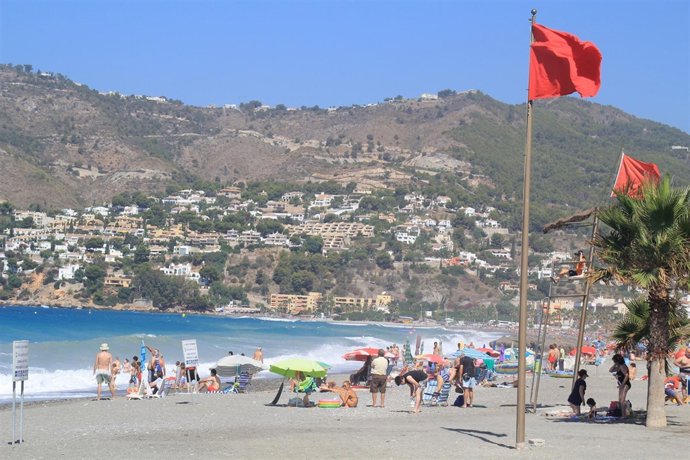 Bandera roja en las playas de Almuñécar