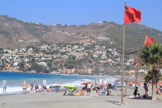 Bandera roja en las playas de Almuñécar