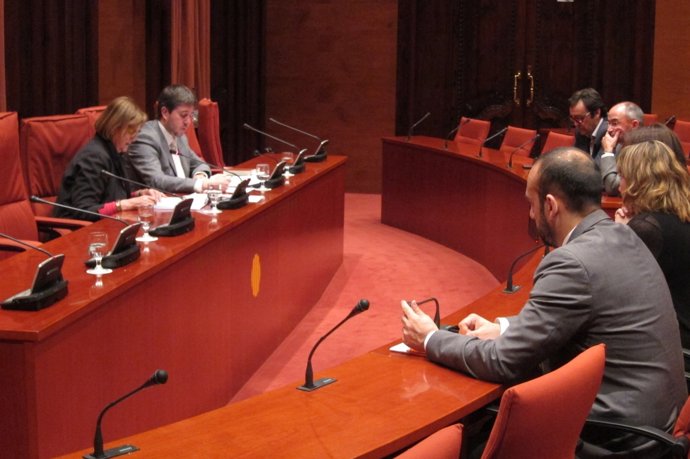 Pta.Del Parlament de Catalunya Núria de Gispert y un letrado de la cámara