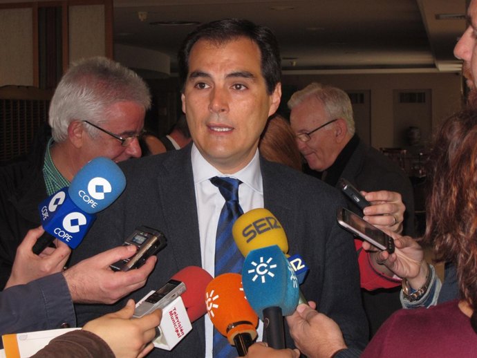 Nieto atiende a los periodistas