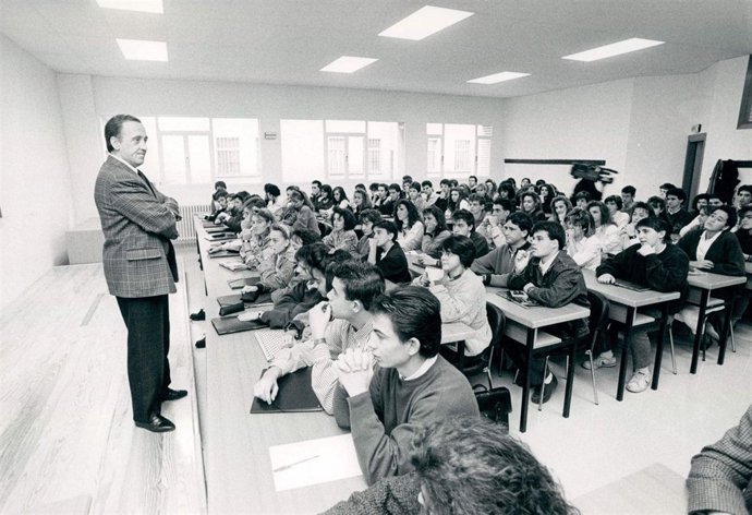 Pedro Burillo, a la izquierda, en el primer día de clase en la Universidad.