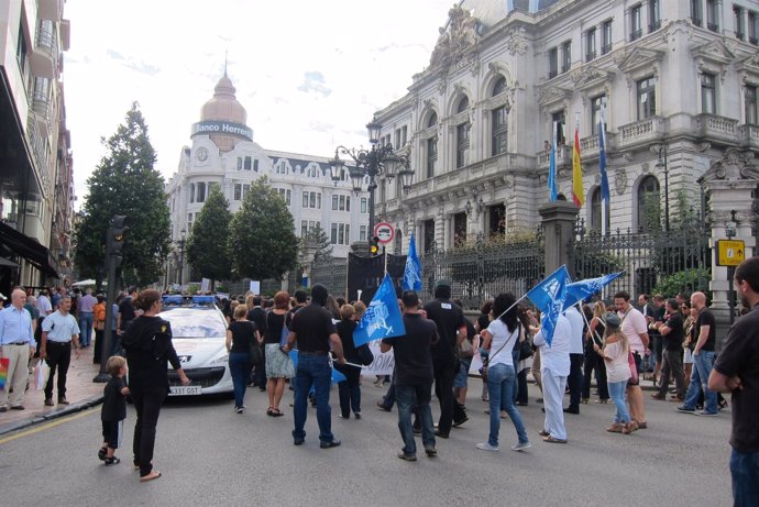 Manifestación De Funcionarios, Frente A La Junta General