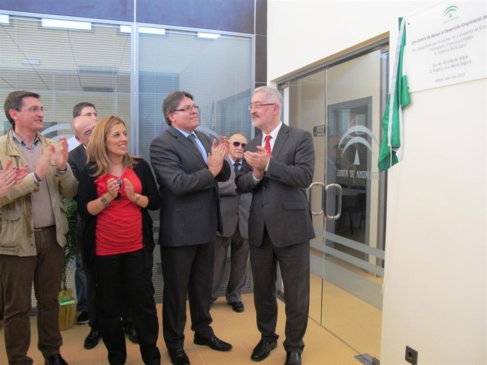 Ávila inaugura el CADE de Albox